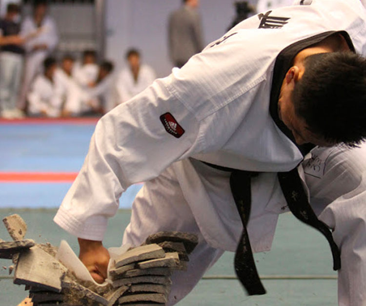 テコンドーの競技 パワーブレイキング《威力》新宿早稲田ハナロテコンドースクール